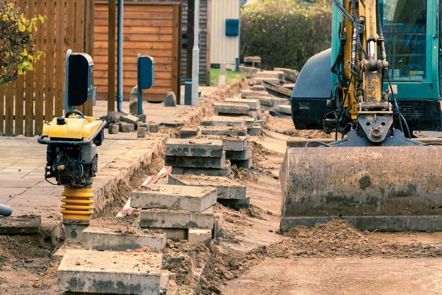 Vejrabat med etableret beplantning af vilde blomster – en grøn løsning med hjemmehørende frøblanding som en del af et entreprenørprojekt til gavn for biodiversitet.